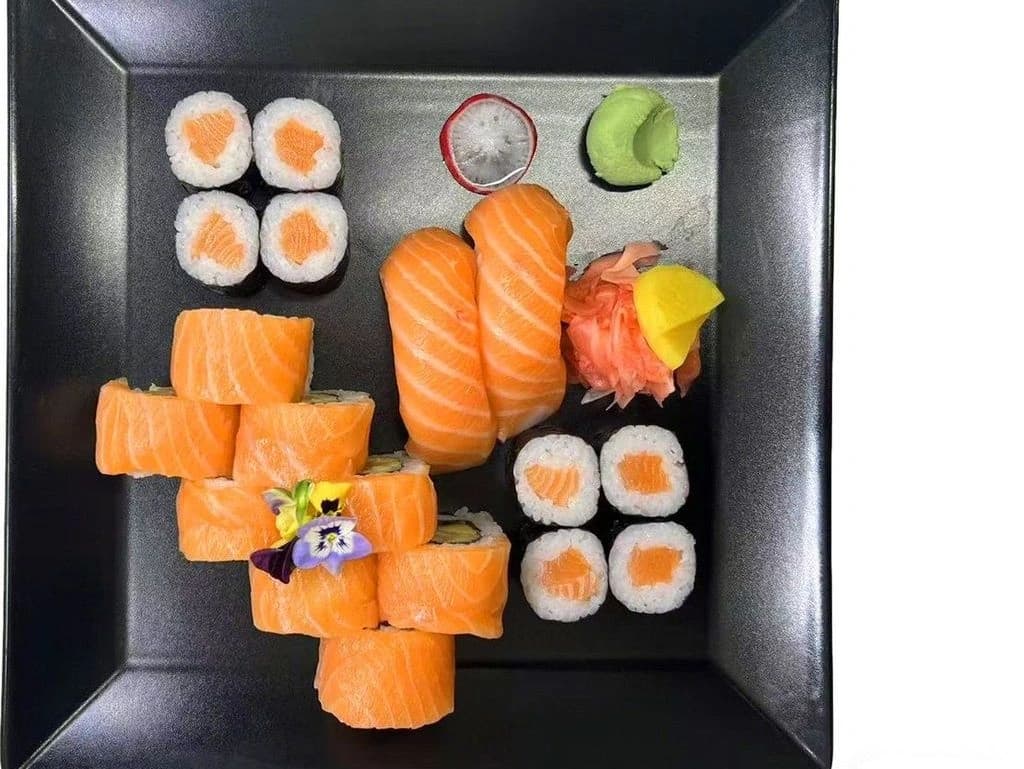 Salmon Sushi Set 18 pcs